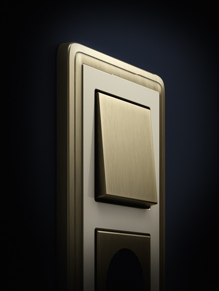 Двухместная комбинация клавишного выключателя и розетки с заземляющими контактами, Gira ClassiX, бронза