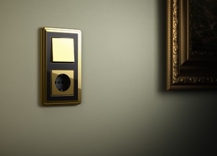 Двухместная комбинация клавишного выключателя и розетки с заземляющими контактами, Gira ClassiX, латунь